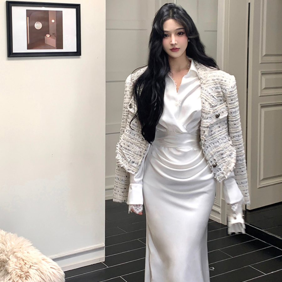 Атласное белое платье-рубашка с запахом