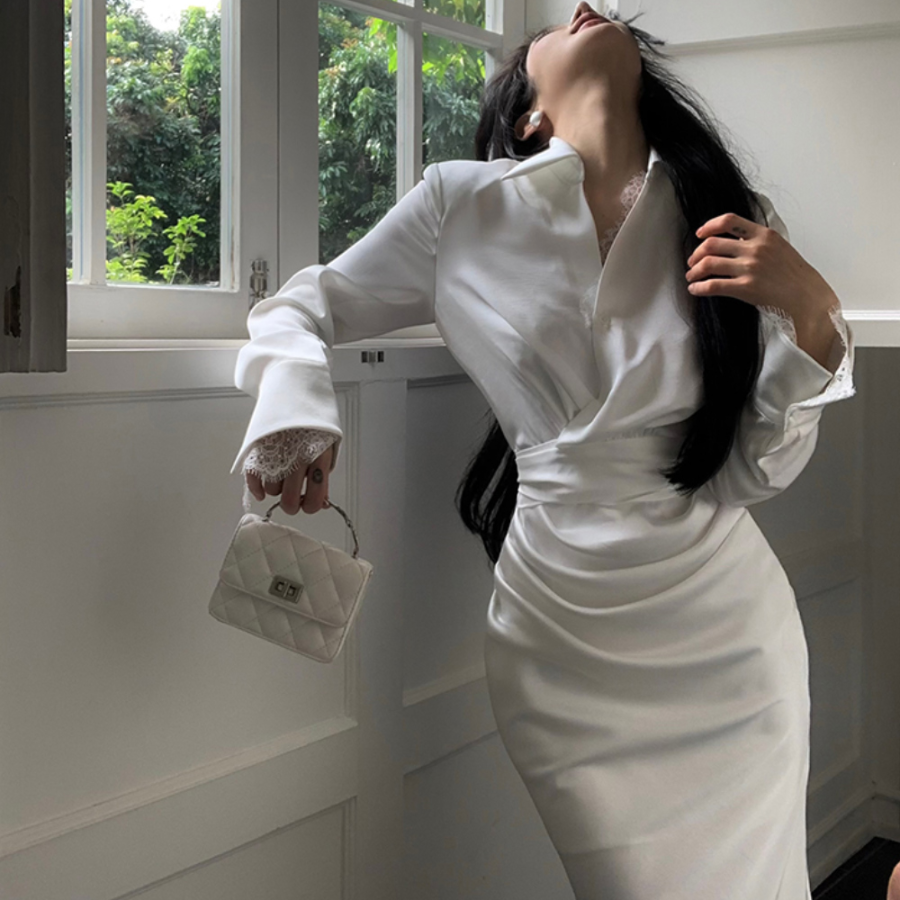 Атласное белое платье-рубашка с запахом