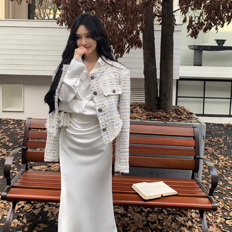 Атласное белое платье-рубашка с запахом