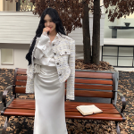 Атласное белое платье-рубашка с запахом