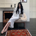 Атласное белое платье-рубашка с запахом