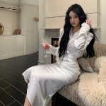 Атласное белое платье-рубашка с запахом