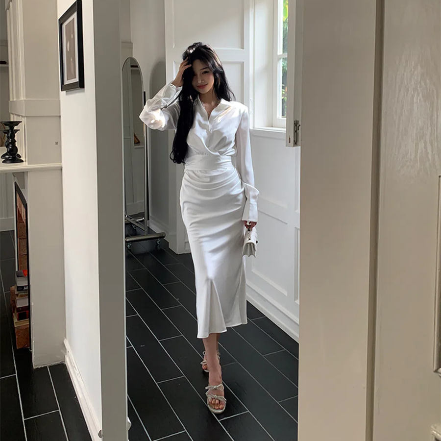 Атласное белое платье-рубашка с запахом