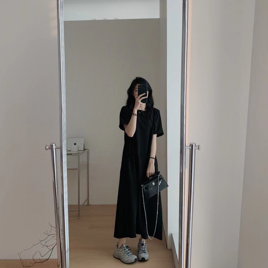 Фемининное чёрное платье с короткими рукавами макси длины