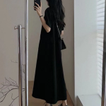 Фемининное чёрное платье с короткими рукавами макси длины