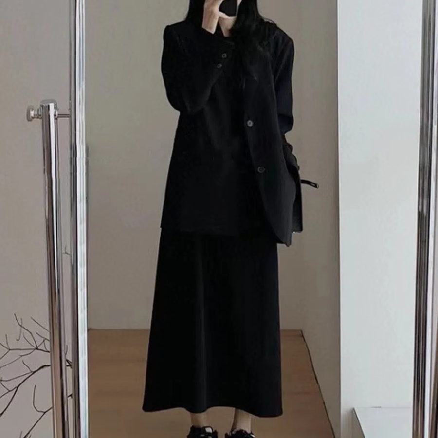 Фемининное чёрное платье с короткими рукавами макси длины