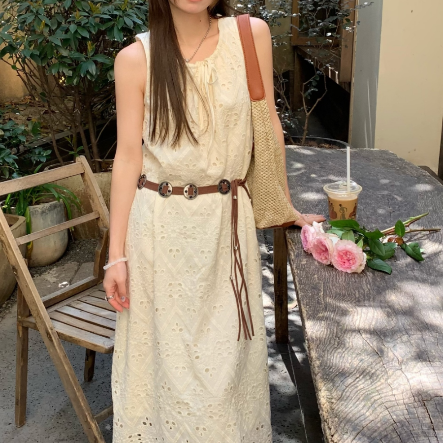 Длинное платье с кружевом и перфорацией