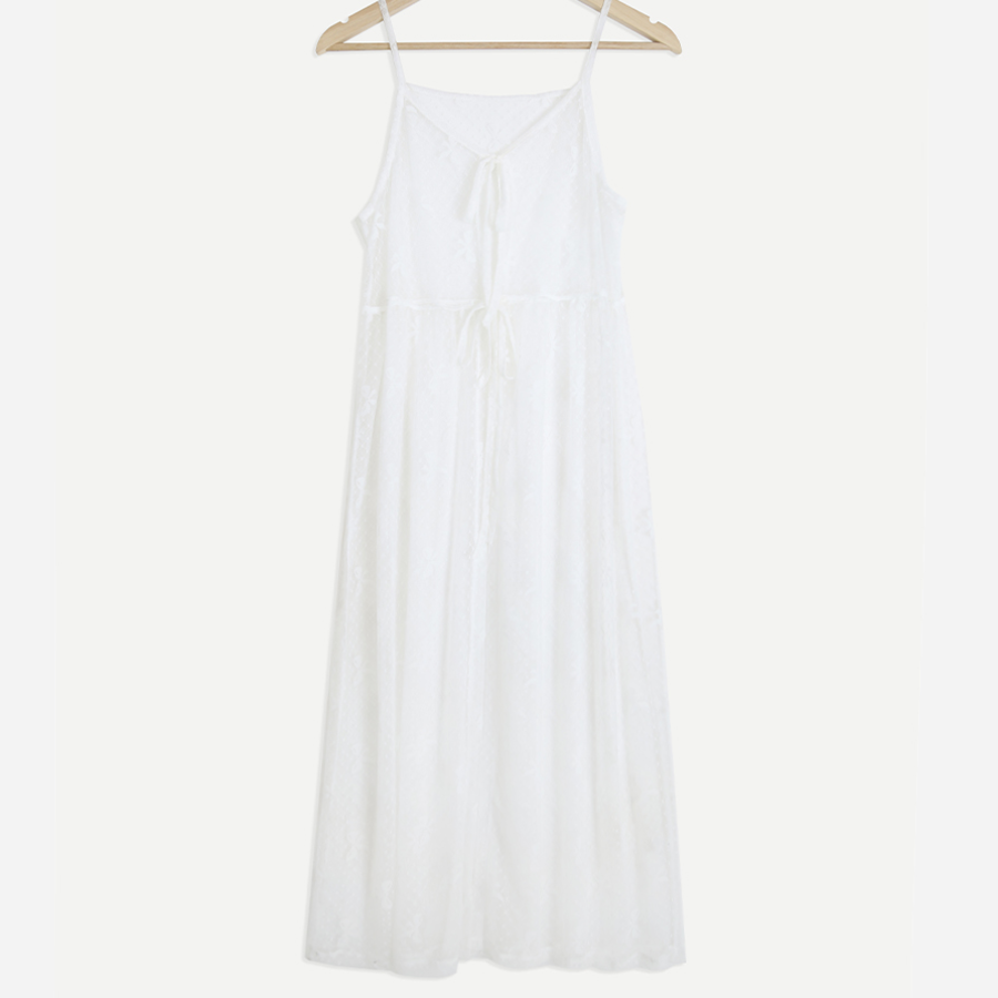 Длинное многослойное платье с лентой и V-образным вырезом