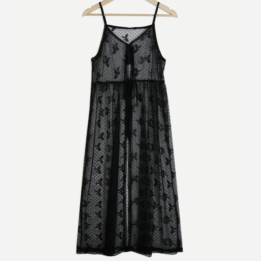 Длинное многослойное платье с лентой и V-образным вырезом