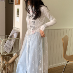 Длинное многослойное платье с лентой и V-образным вырезом