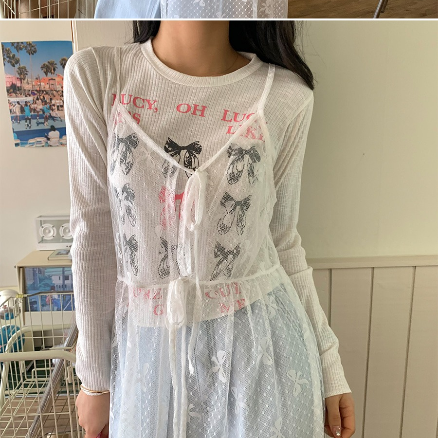 Длинное многослойное платье с лентой и V-образным вырезом