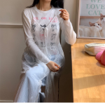 Длинное многослойное платье с лентой и V-образным вырезом