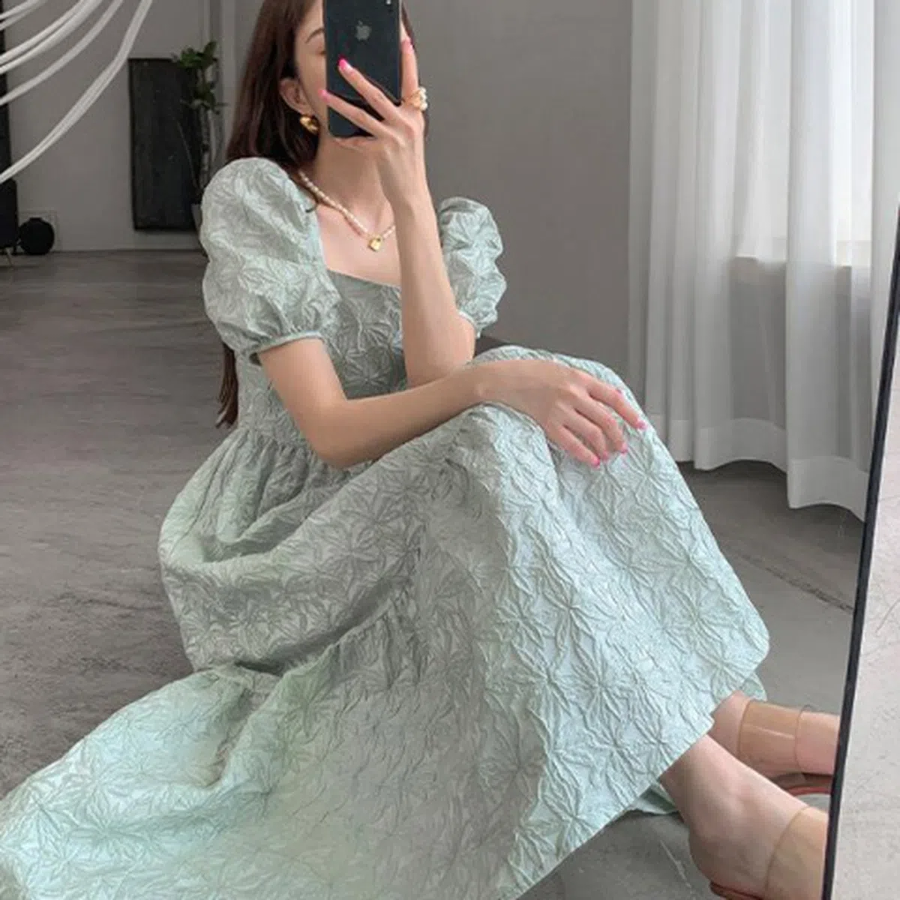 Длинное платье с пышными рукавами в оттенке серебристой мяты