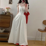 Летнее платье на бретелях с квадратным вырезом и расклешённым силуэтом