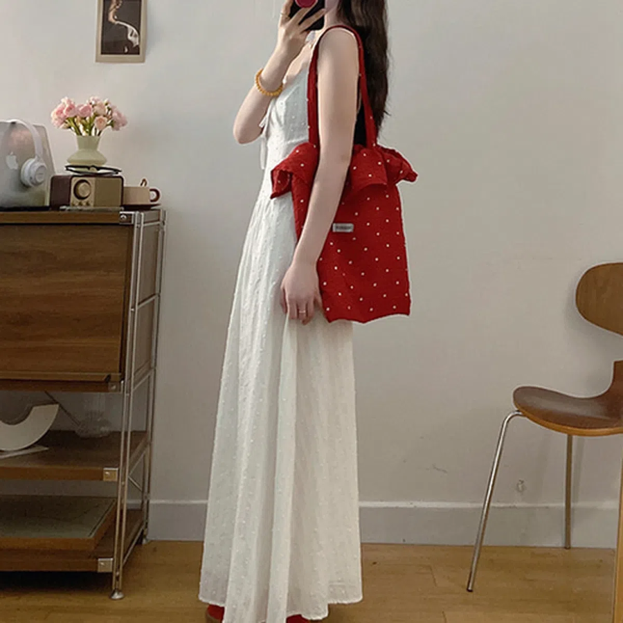 Летнее платье на бретелях с квадратным вырезом и расклешённым силуэтом