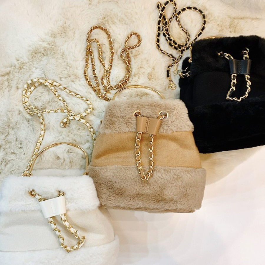 Faux Rabbit Fur Bucket Bag — мягкий акцент для зимнего образа