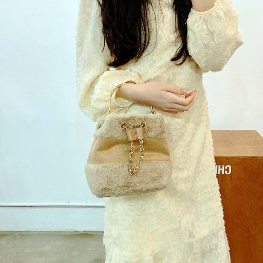Faux Rabbit Fur Bucket Bag — мягкий акцент для зимнего образа