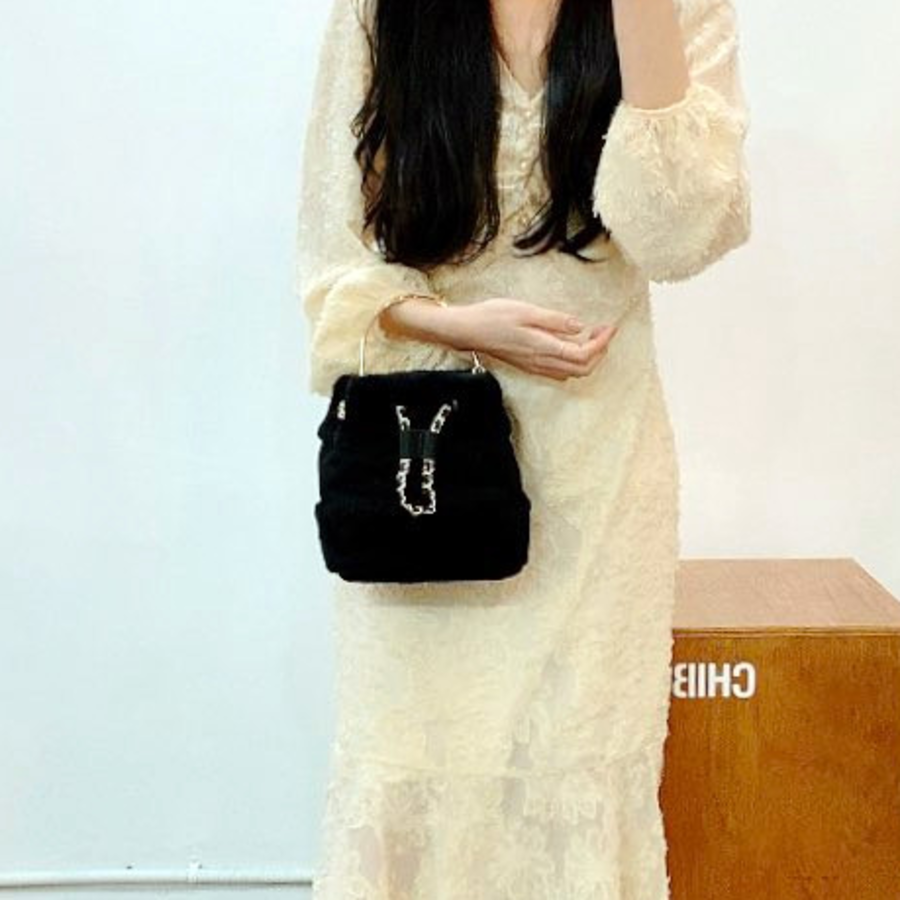 Faux Rabbit Fur Bucket Bag — мягкий акцент для зимнего образа