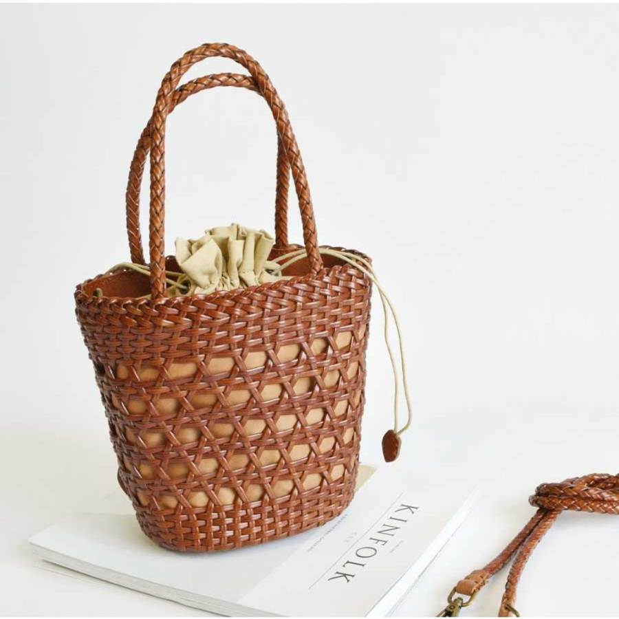 Cowhide Cylinder Bucket Shopper Tote с Канажем Дракон и Твилли-шарфом — элегантный летний акцент