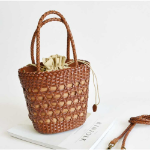 Cowhide Cylinder Bucket Shopper Tote с Канажем Дракон и Твилли-шарфом — элегантный летний акцент