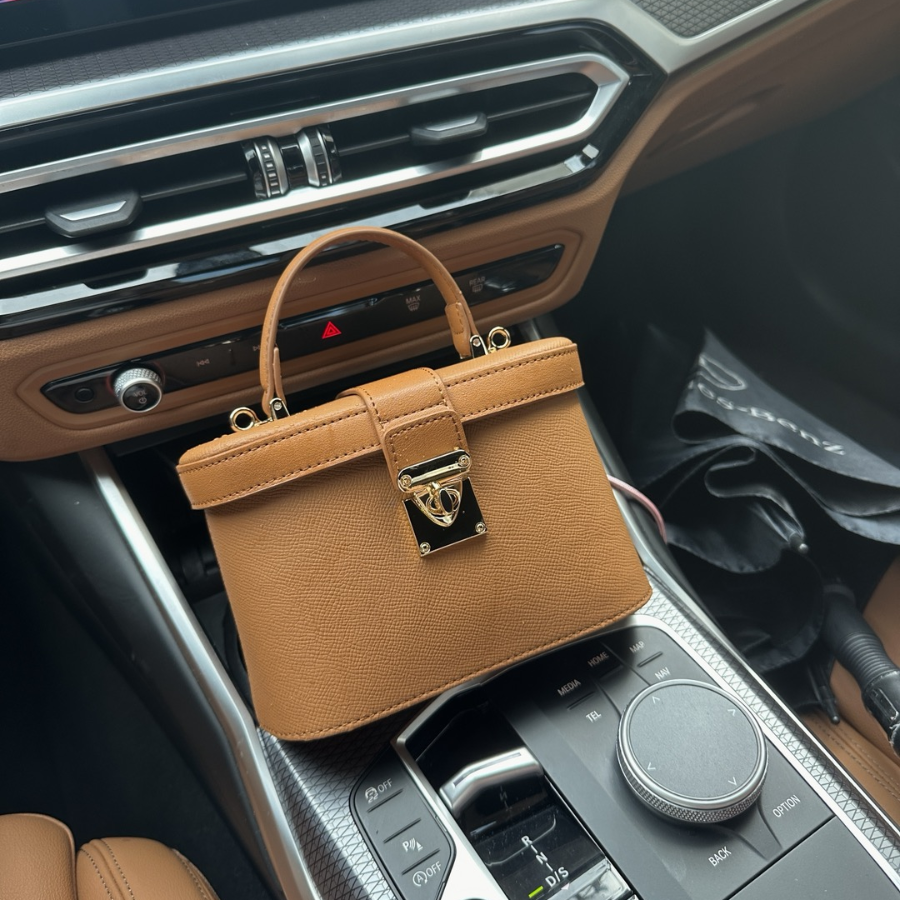 Cowhide Gold-Tone Tote Bag — классика с элегантным блеском