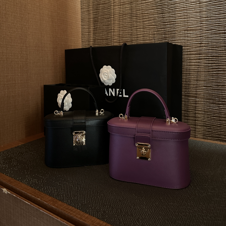 Cowhide Gold-Tone Tote Bag — классика с элегантным блеском