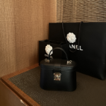 Cowhide Gold-Tone Tote Bag — классика с элегантным блеском