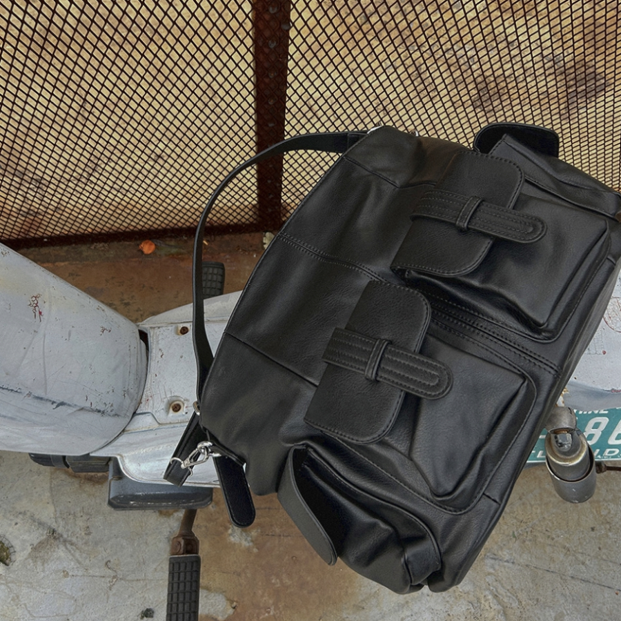 Tore Leather Oversized Shoulder Bag — вместительная сумка в урбанистическом стиле