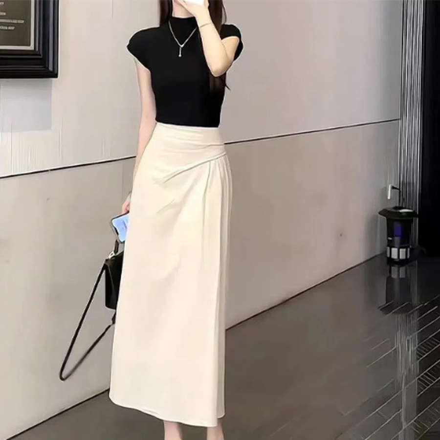 Футболка с высоким воротником и длинная юбка с запахом