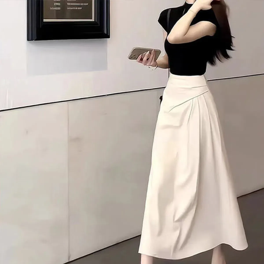 Футболка с высоким воротником и длинная юбка с запахом