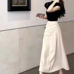 Футболка с высоким воротником и длинная юбка с запахом