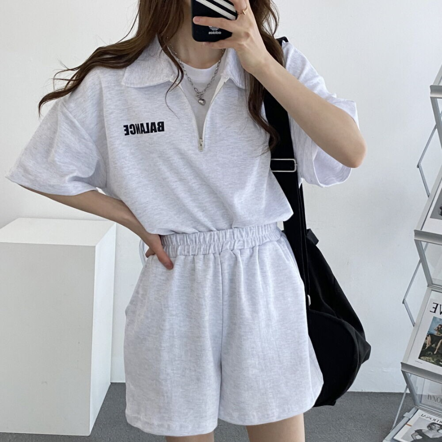 Анорак с надписью и короткие шорты