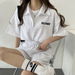 Анорак с надписью и короткие шорты