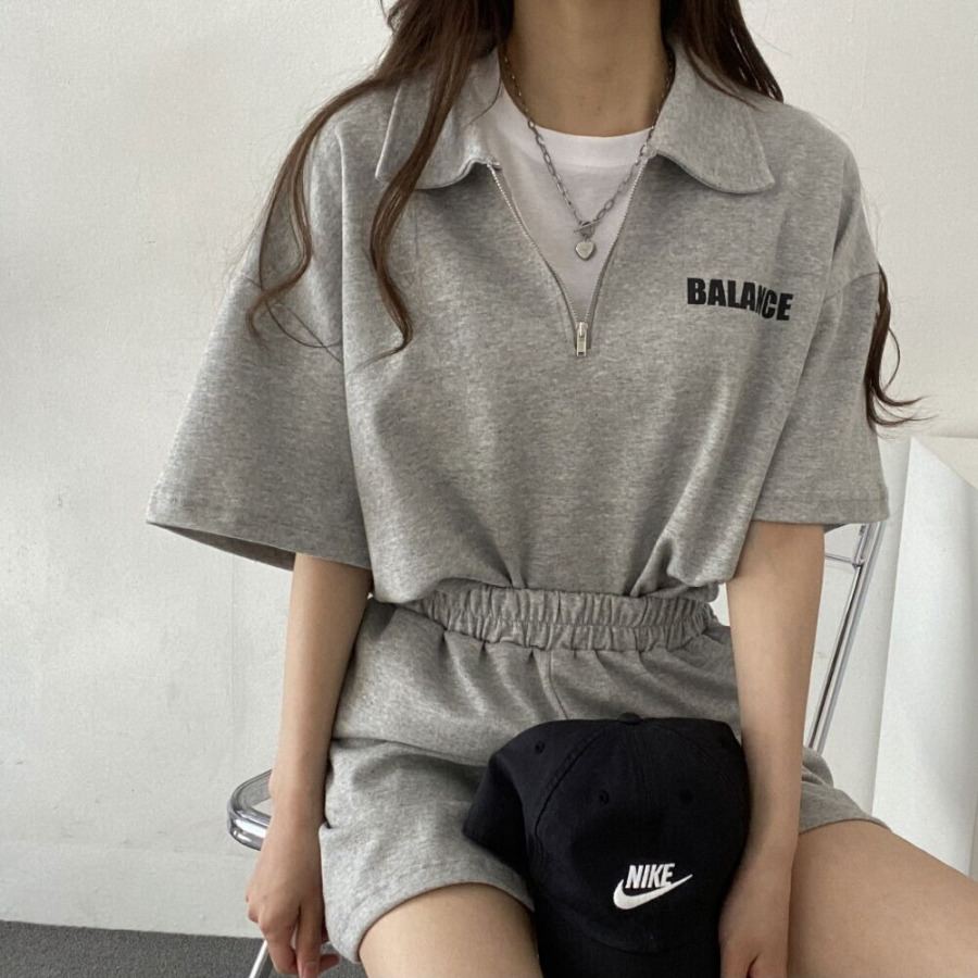 Анорак с надписью и короткие шорты