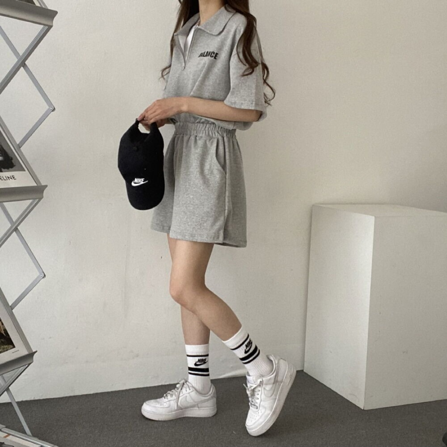 Анорак с надписью и короткие шорты