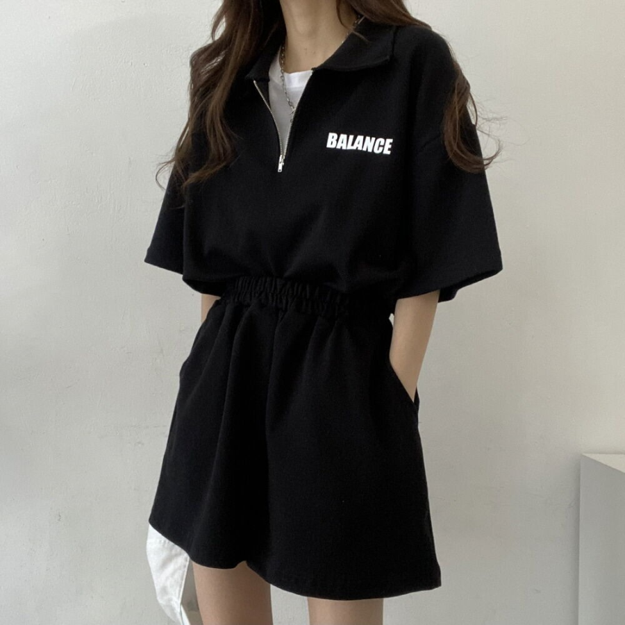 Анорак с надписью и короткие шорты