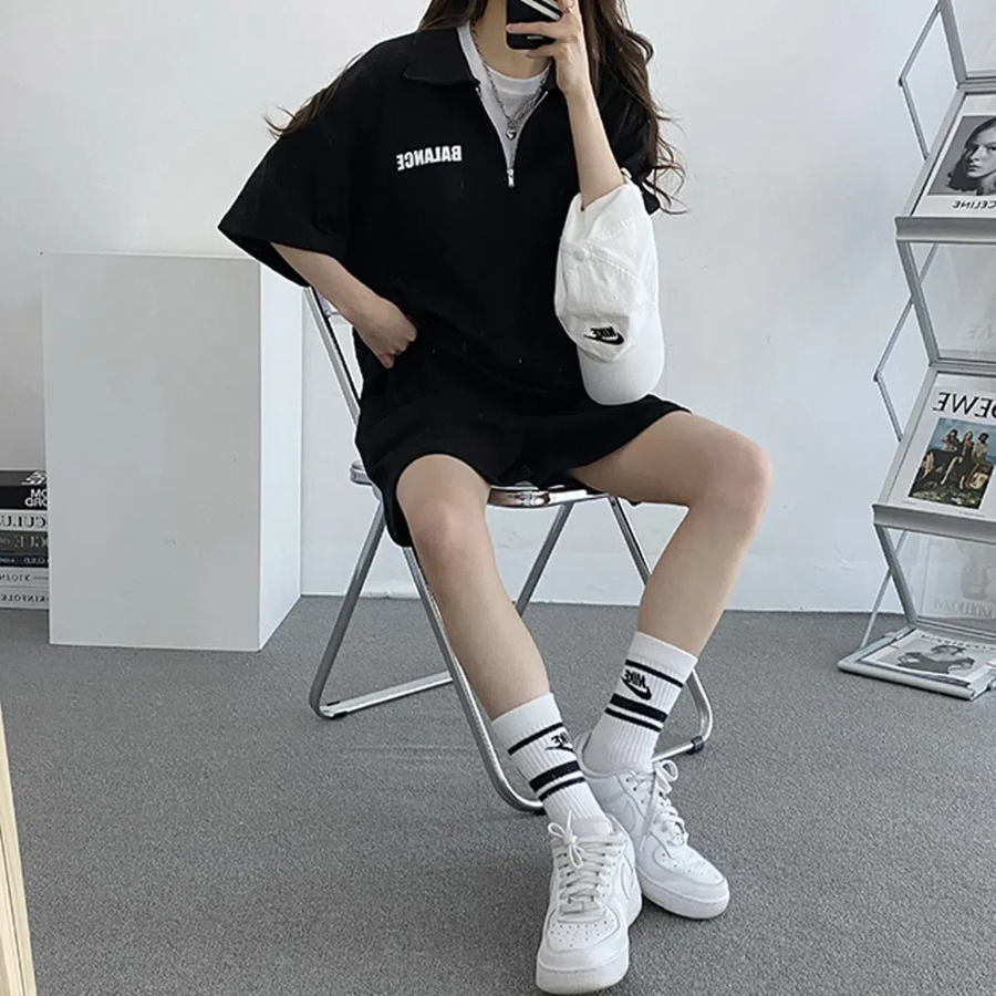 Анорак с надписью и короткие шорты