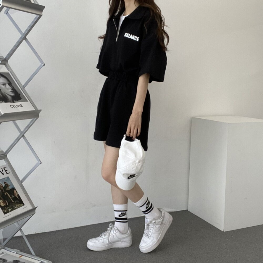 Анорак с надписью и короткие шорты