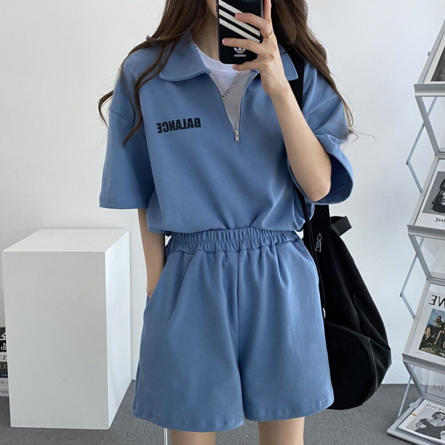 Анорак с надписью и короткие шорты