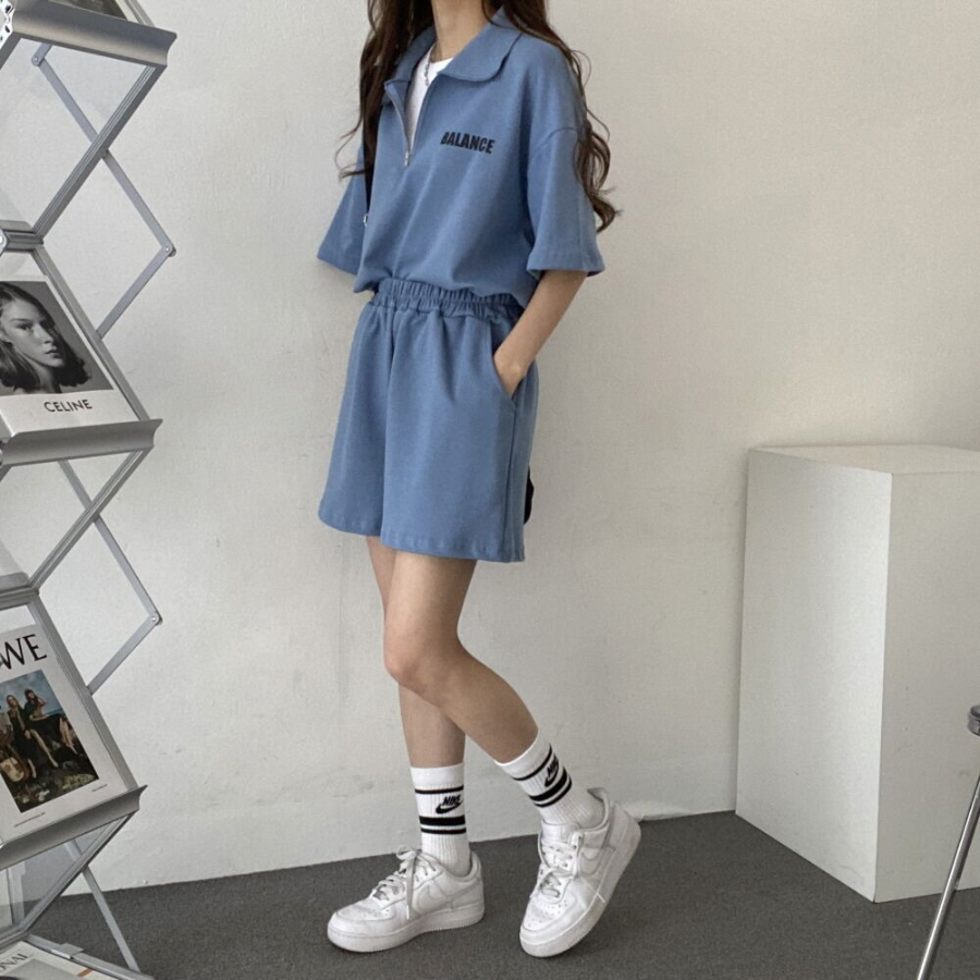 Анорак с надписью и короткие шорты