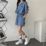 Анорак с надписью и короткие шорты