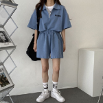 Анорак с надписью и короткие шорты