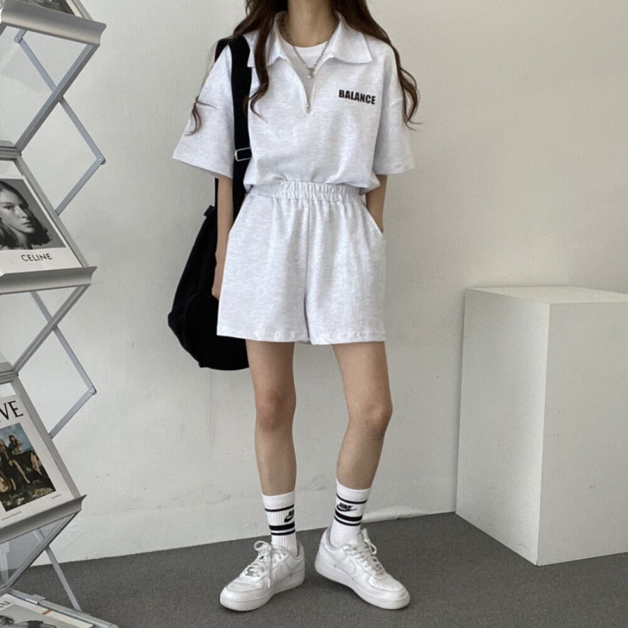 Анорак с надписью и короткие шорты