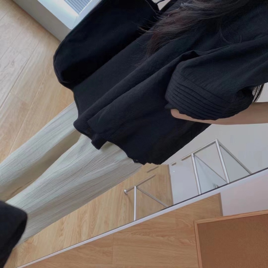 Удлинённая блузка и свободные брюки