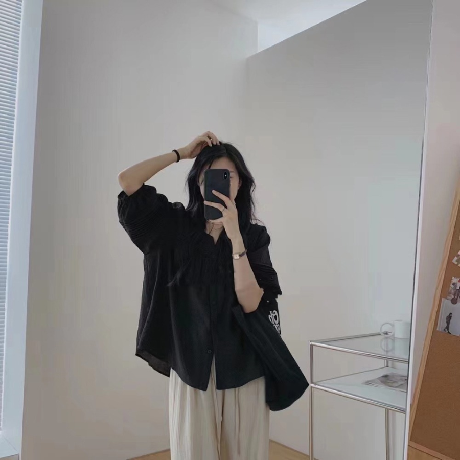 Удлинённая блузка и свободные брюки