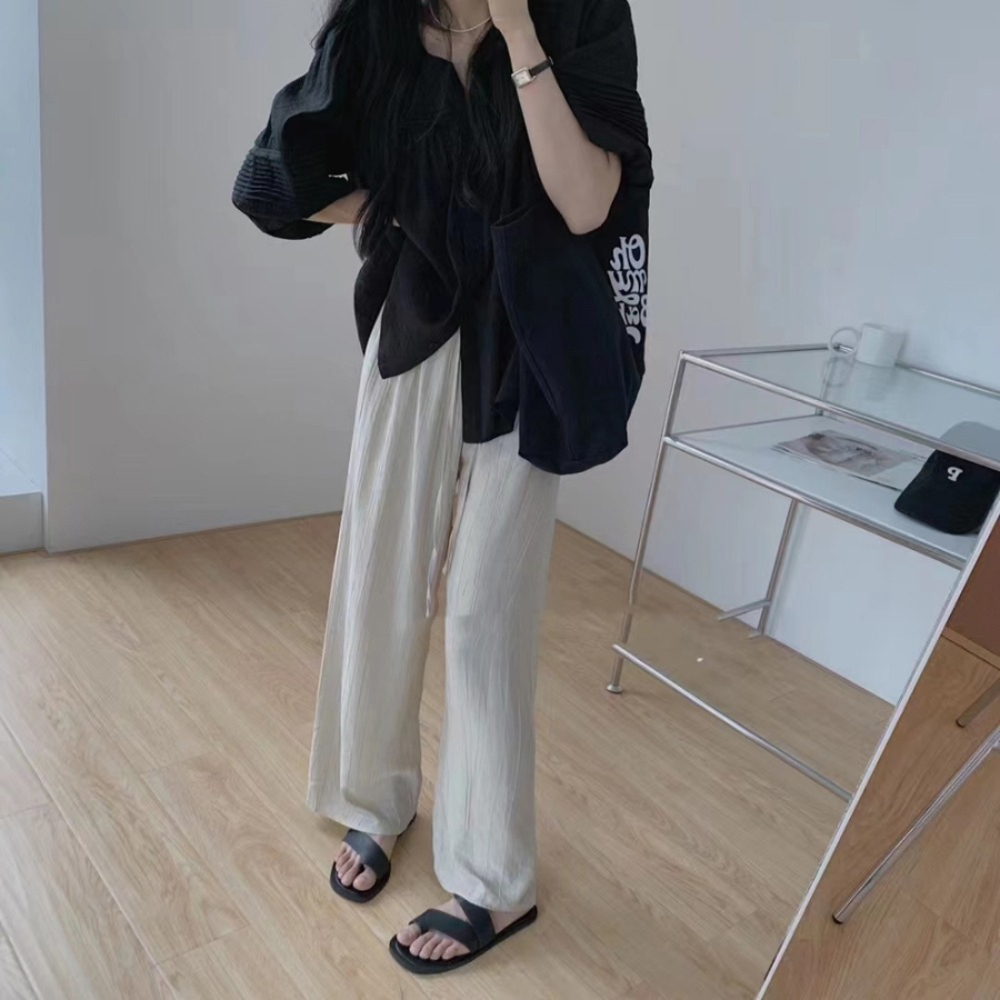 Удлинённая блузка и свободные брюки