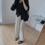 Удлинённая блузка и свободные брюки