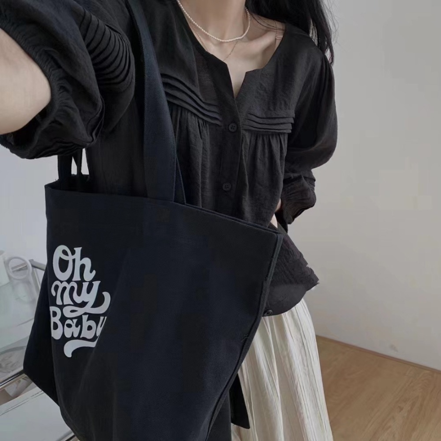 Удлинённая блузка и свободные брюки