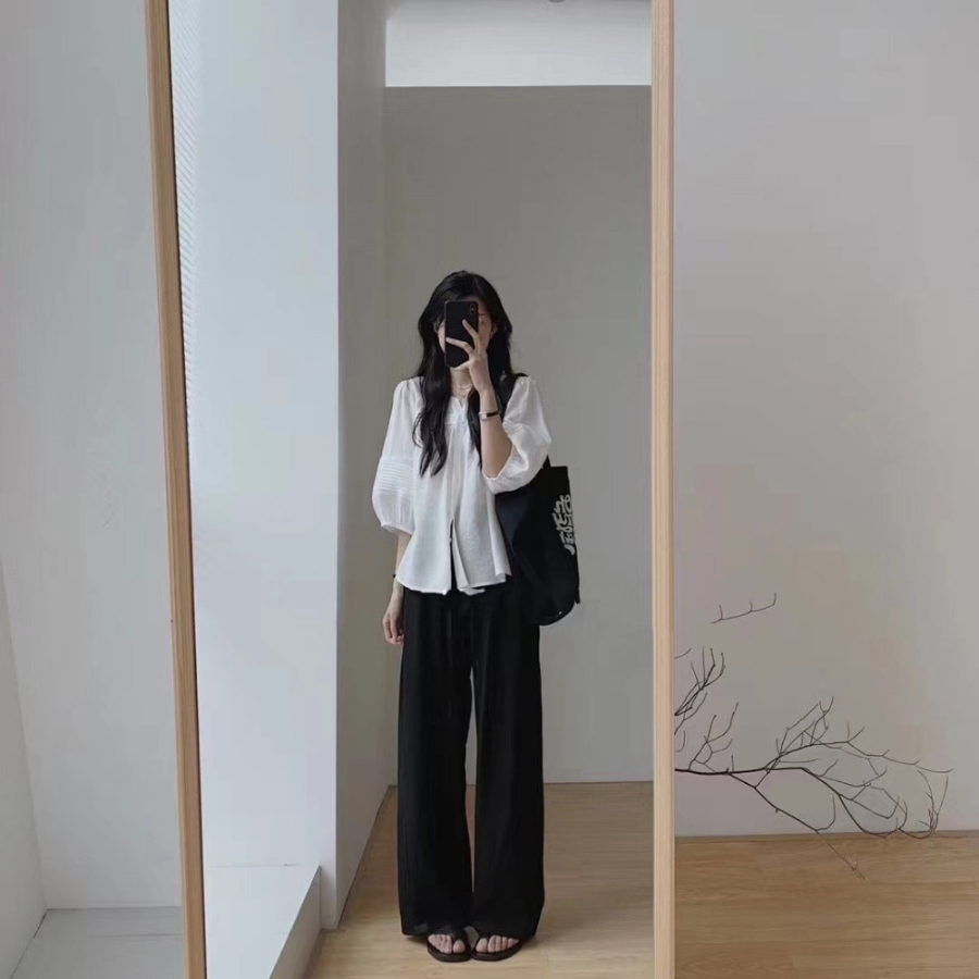 Удлинённая блузка и свободные брюки