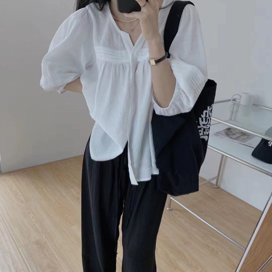 Удлинённая блузка и свободные брюки